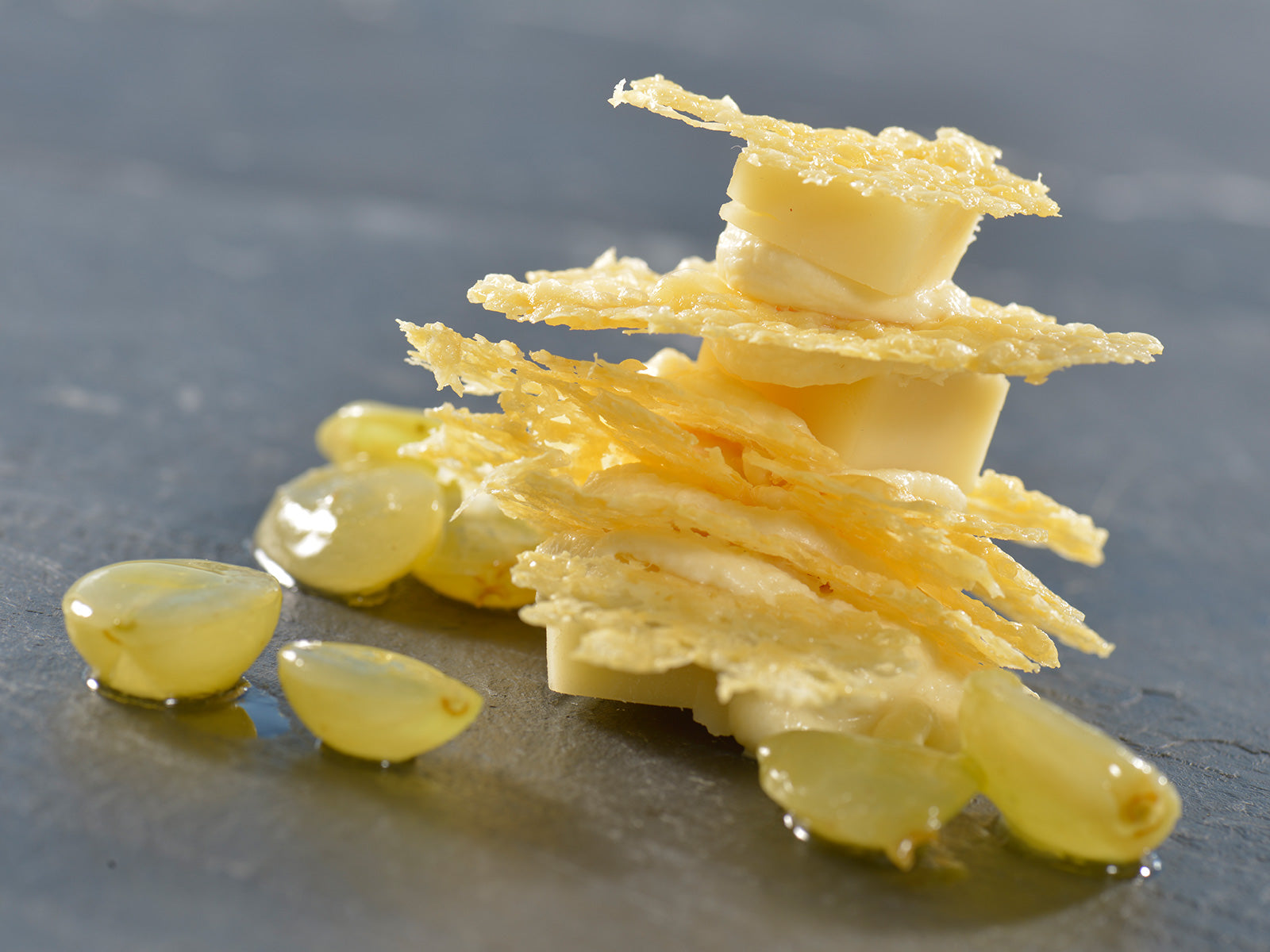 Mille Feuille vom Bündner Bergkäse mit Traube und Trüffel – Kochen am Tisch Mille Feuille vom Bündner Bergkäse mit Traube und Trüffel – Kochen am Tisch